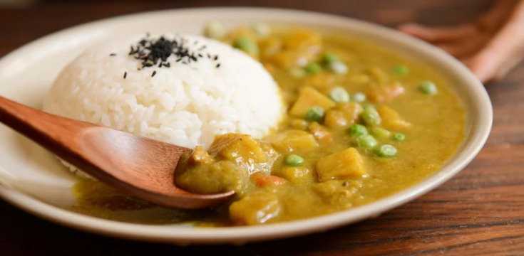 Tofu Curry mit Erbsen und Reis