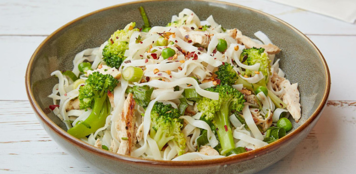 Udon Salat mit Brokkoli und Pute
