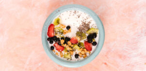 Joghurt mit Crunchy Muesli frischem Obst Kokosraspel und Chia Samen Topping