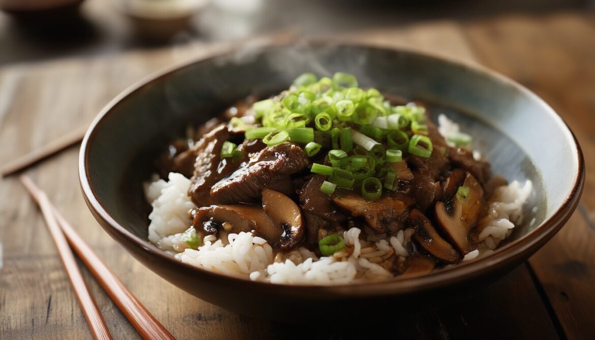 Funghi Reis mit Rindfleisch und Shiitake-Pilzen in Knoblauch-Sojasoße, garniert mit Frühlingszwiebeln