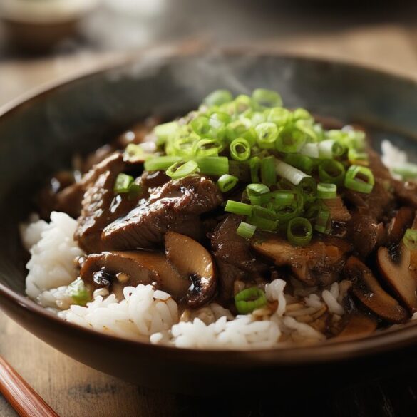 Funghi Reis mit Rindfleisch und Knoblauch-Soße: zart in 30 Minuten Funghi Reis mit Rindfleisch und Shiitake-Pilzen in Knoblauch-Sojasoße, garniert mit Frühlingszwiebeln