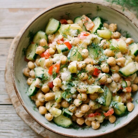 Nudelsalat mit Kichererbsen, Dill und Petersilie – frisch in 25 Minuten Nudelsalat mit Kichererbsen, Gurke, Paprika und frischem Dill in heller Schüssel mit Joghurtdressing
