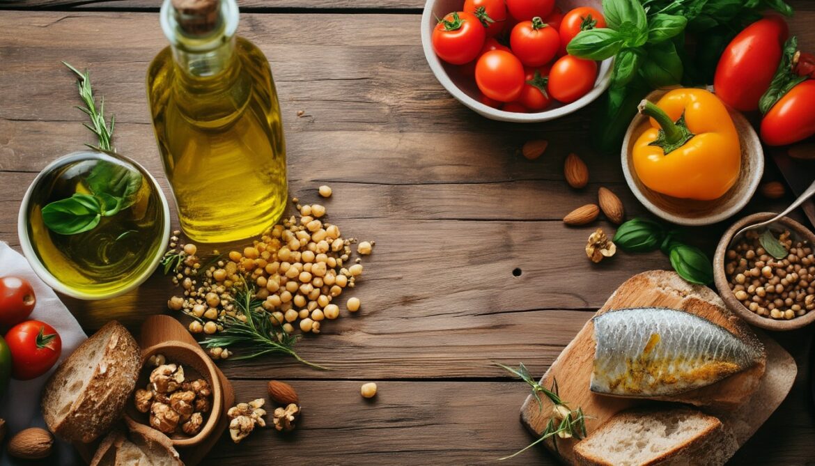 Mediterrane Lebensmittel auf einem Holztisch: Olivenöl, Gemüse, Hülsenfrüchte, Vollkornbrot, Fisch und Nüsse